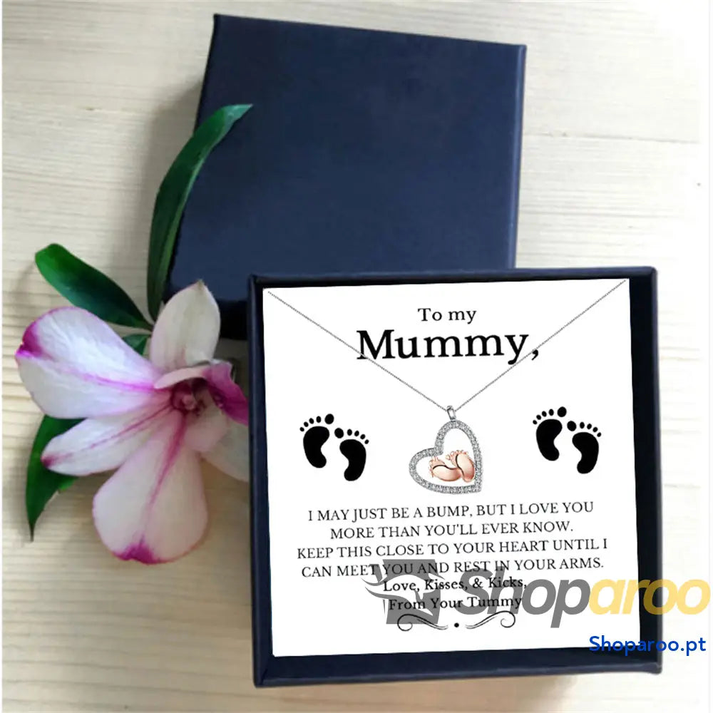 Colar com pendente em forma de coração um recorte delicado e pezinhos para uma mãe incrível