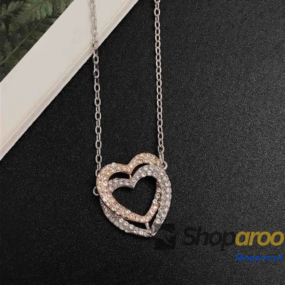 Colar de Corações Entrelaçados Feminino