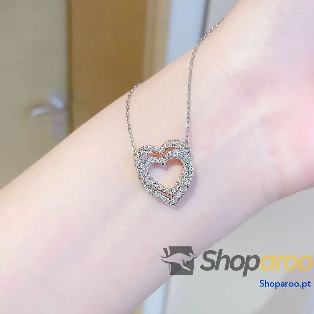 Colar de Corações Entrelaçados Feminino