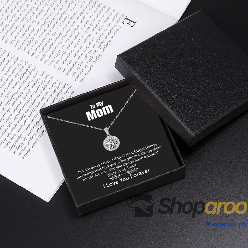 Colar presente com diamantes e lua cheia para mãe