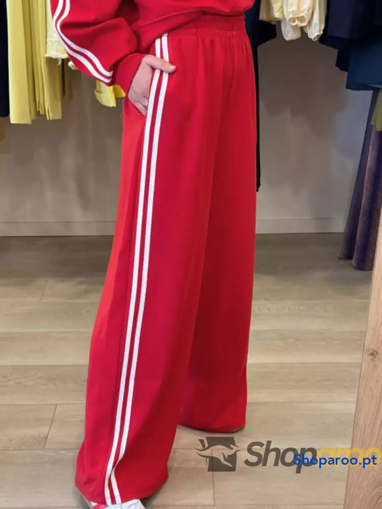 Conjunto de 2 peças blusa gola redonda com detalhes às riscas e calças fato treino elásticas
