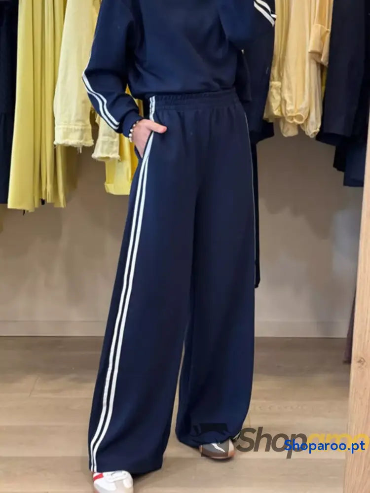 Conjunto de 2 peças blusa gola redonda com detalhes às riscas e calças fato treino elásticas