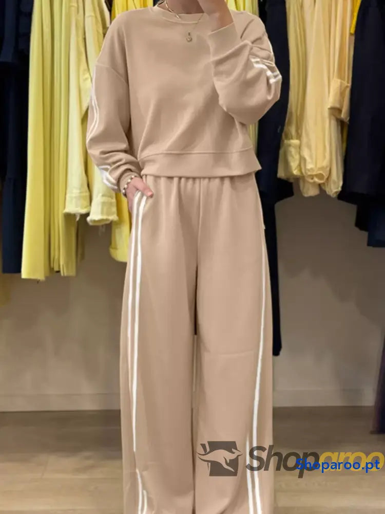 Conjunto de 2 peças blusa gola redonda com detalhes às riscas e calças fato treino elásticas
