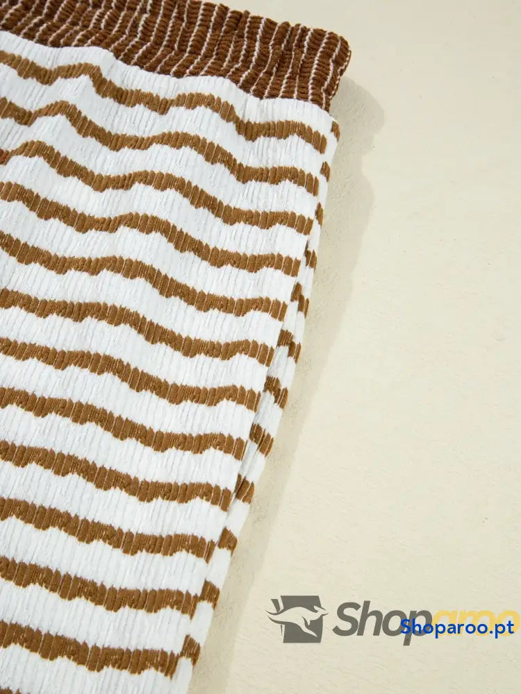 Conjunto de blusa às riscas com gola e calças cordão