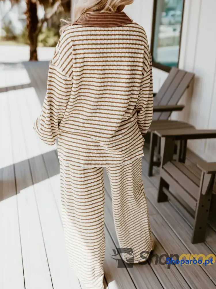 Conjunto de blusa às riscas com gola e calças cordão