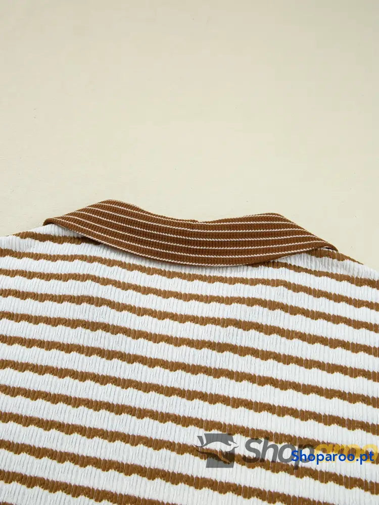 Conjunto de blusa às riscas com gola e calças cordão