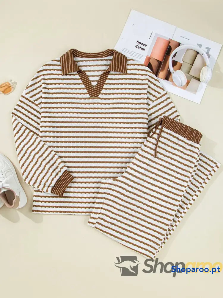 Conjunto de blusa às riscas com gola e calças cordão