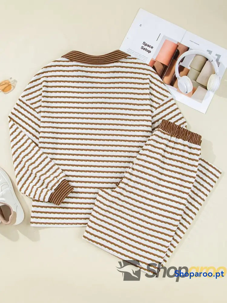 Conjunto de blusa às riscas com gola e calças cordão