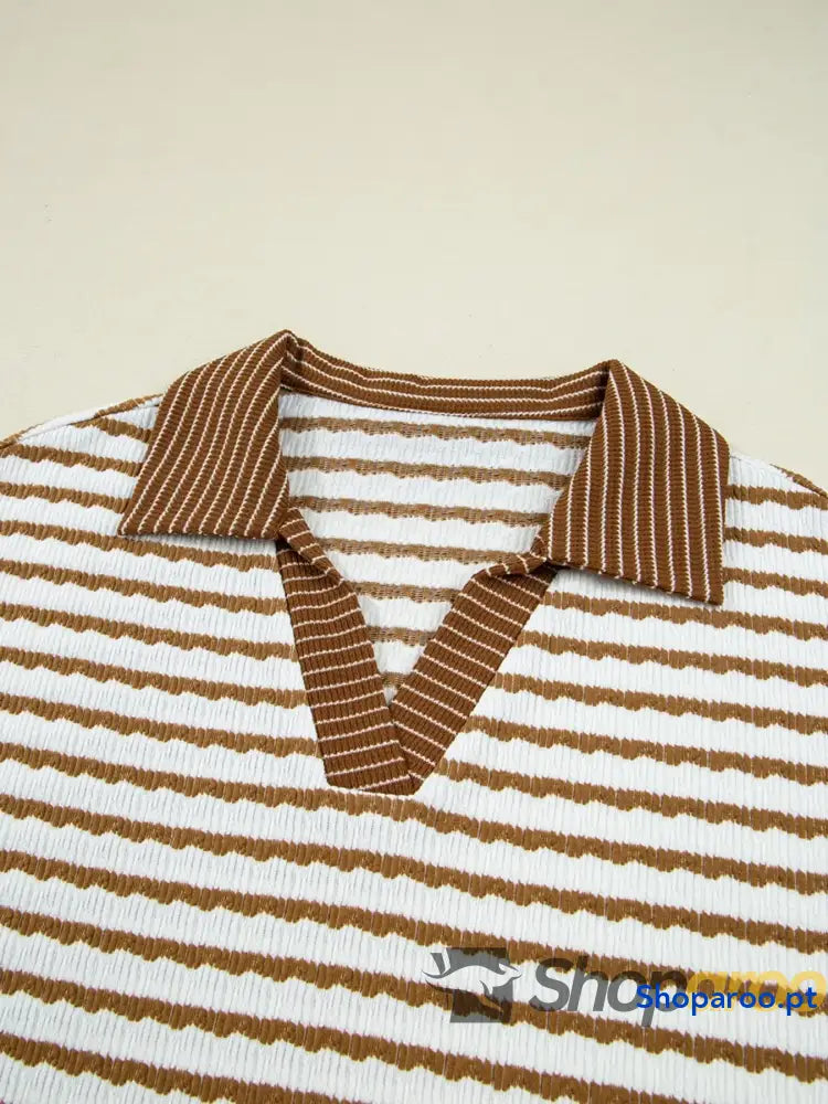 Conjunto de blusa às riscas com gola e calças cordão