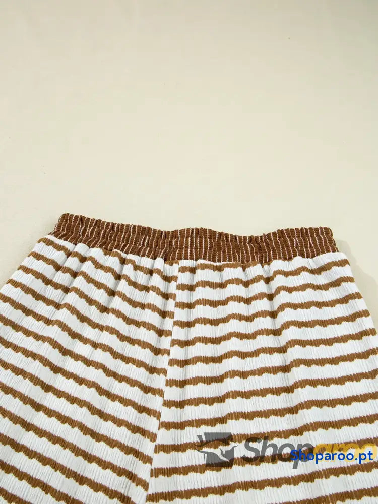 Conjunto de blusa às riscas com gola e calças cordão