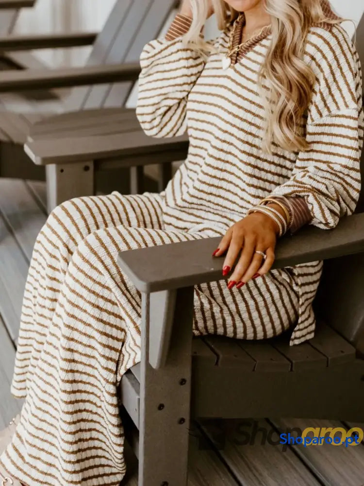 Conjunto de blusa às riscas com gola e calças cordão