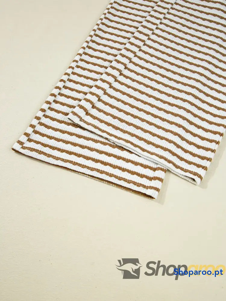 Conjunto de blusa às riscas com gola e calças cordão