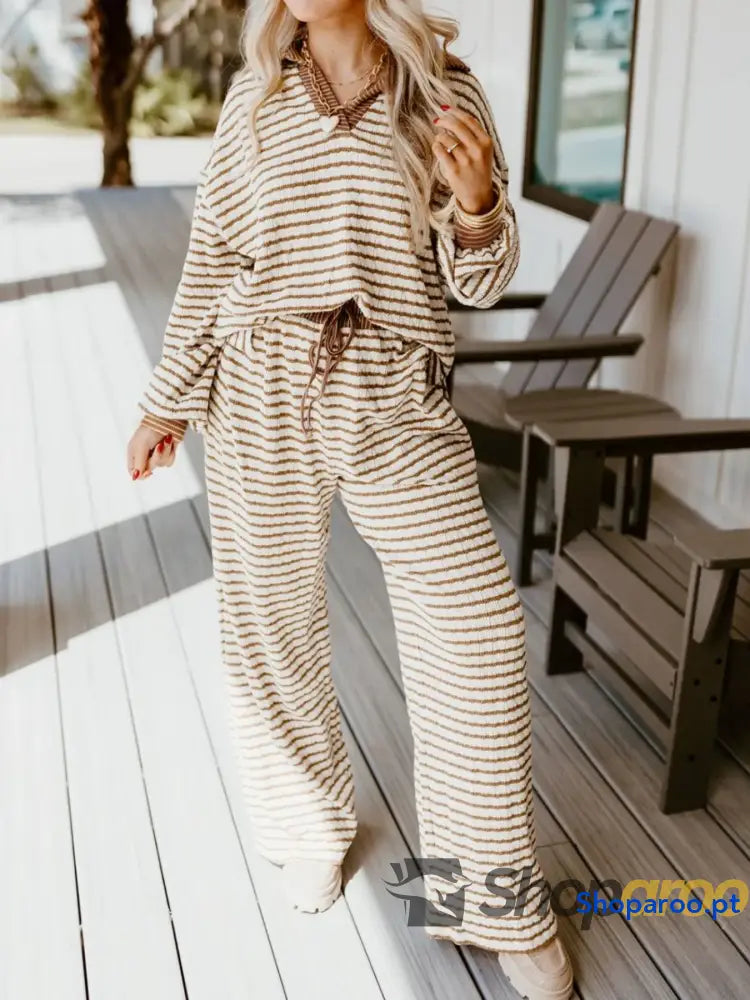 Conjunto de blusa às riscas com gola e calças cordão