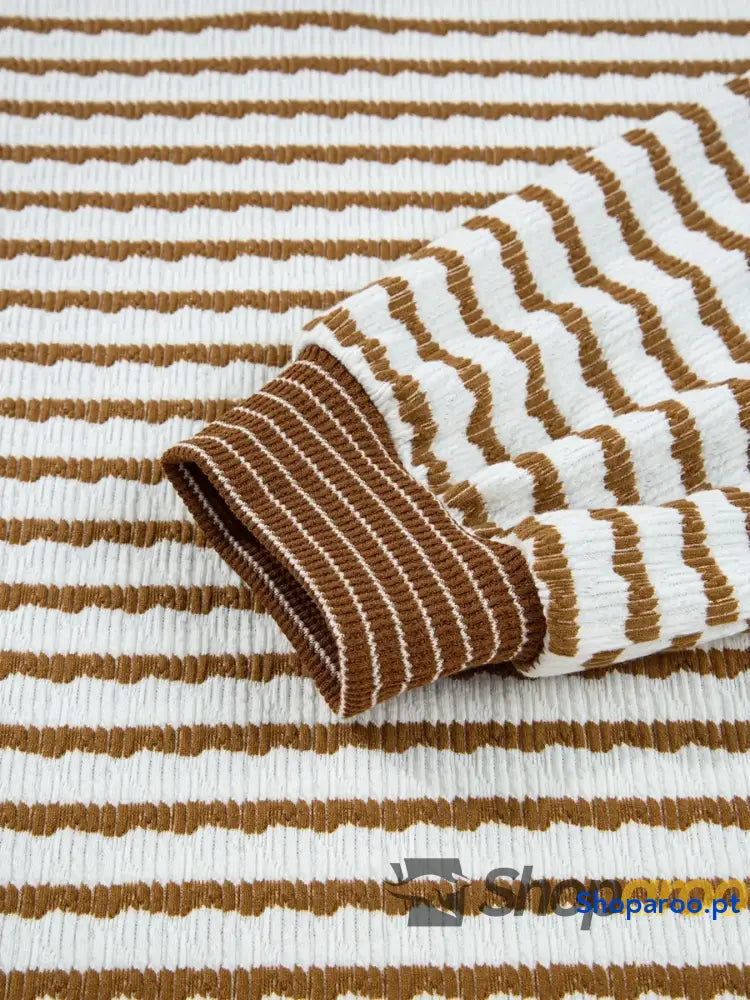 Conjunto de blusa às riscas com gola e calças cordão