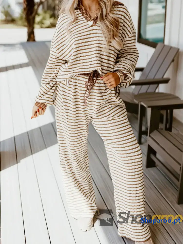 Conjunto de blusa às riscas com gola e calças cordão