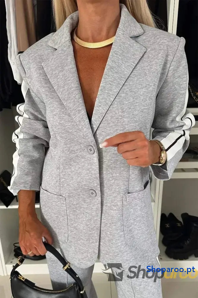 Conjunto de blusa e calças com gola contrastante lapela tamanho grande