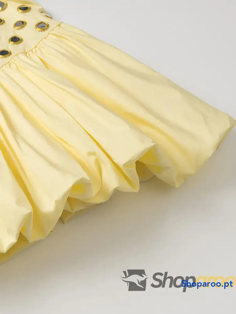 Conjunto de camisola com ilhós e saia bolha