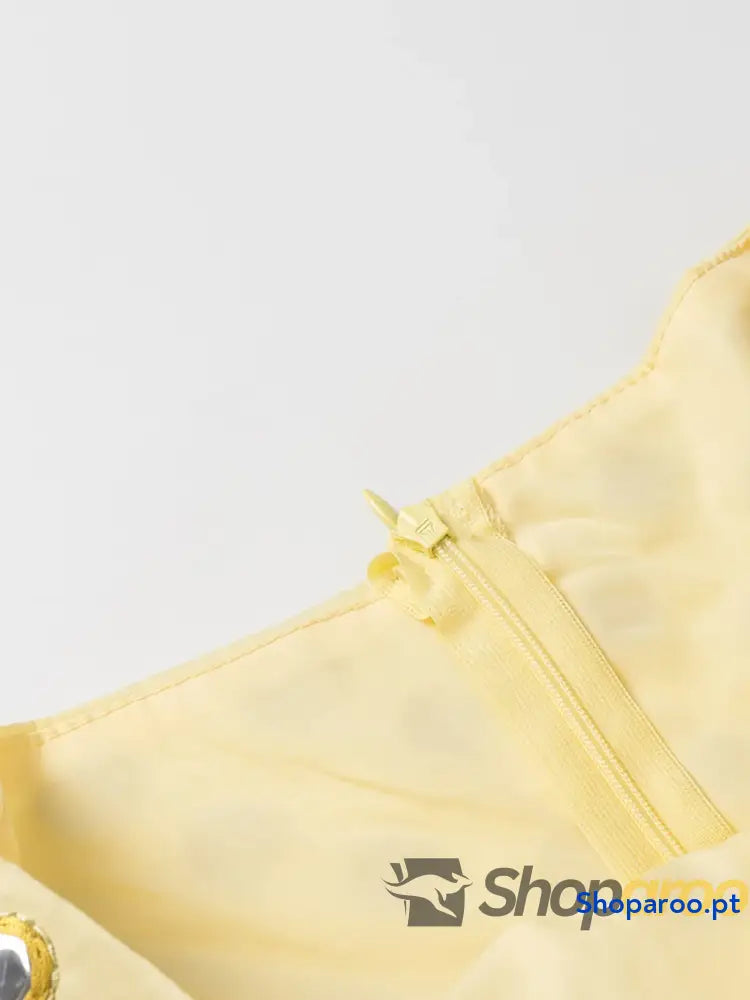 Conjunto de camisola com ilhós e saia bolha