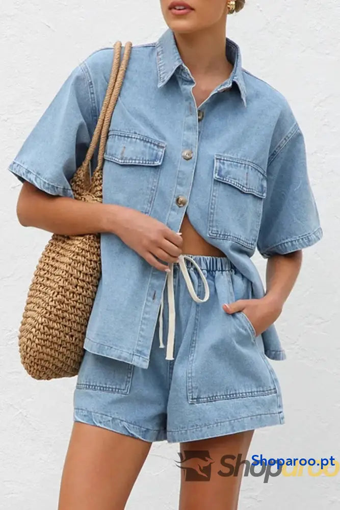 Conjunto de ganga com blusa e calções abotoados gola alta