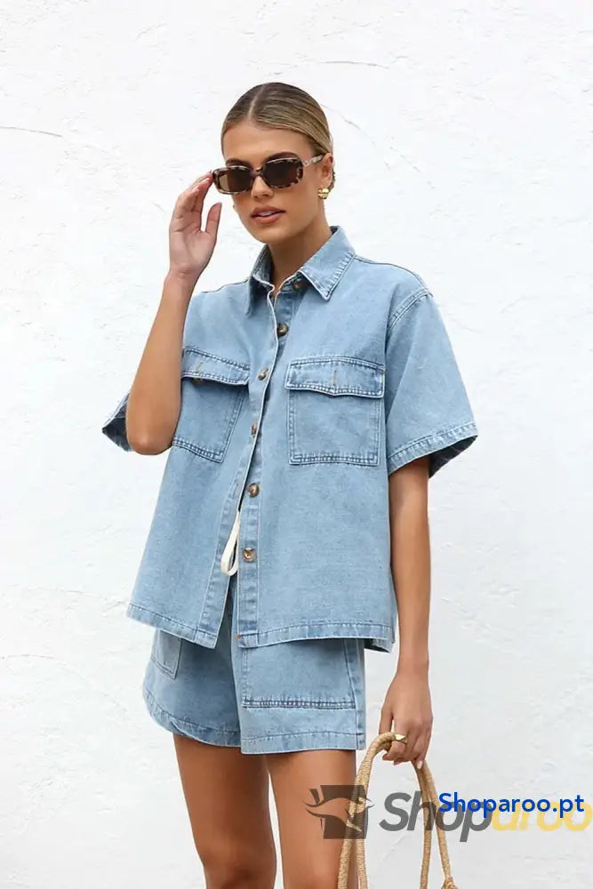 Conjunto de ganga com blusa e calções abotoados gola alta