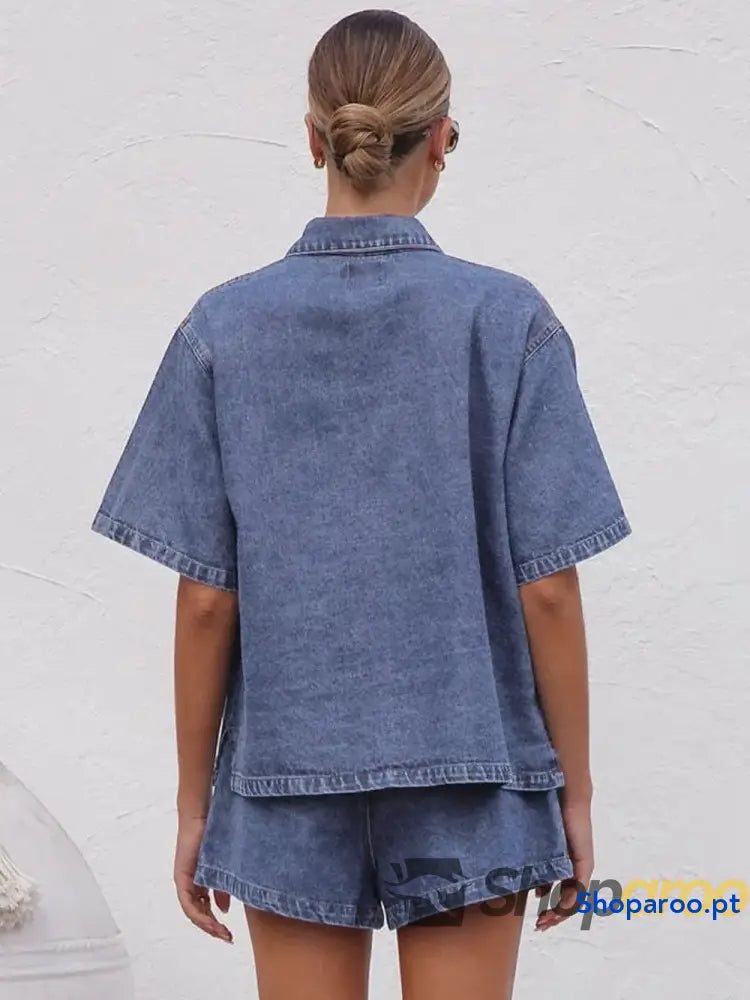 Conjunto de ganga com blusa e calções abotoados gola alta