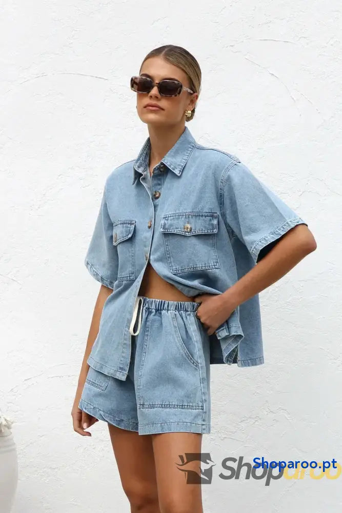 Conjunto de ganga com blusa e calções abotoados gola alta
