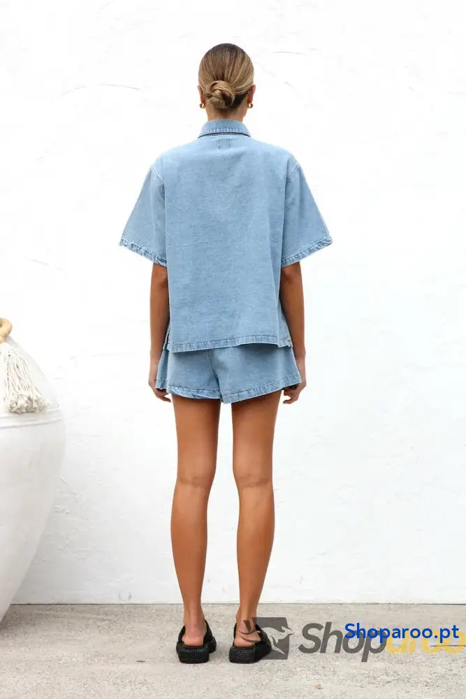 Conjunto de ganga com blusa e calções abotoados gola alta