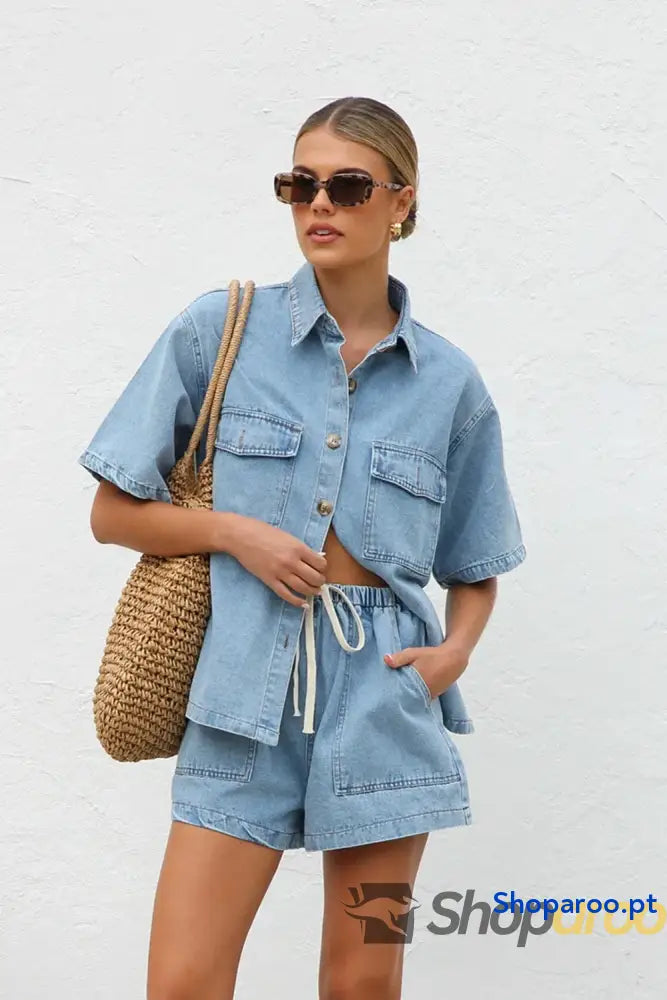Conjunto de ganga com blusa e calções abotoados gola alta