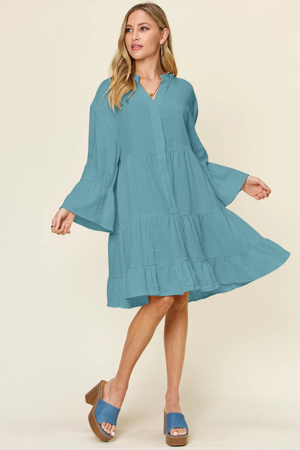 Vestido Double Take Full Size com textura e botões e bainha com folhos