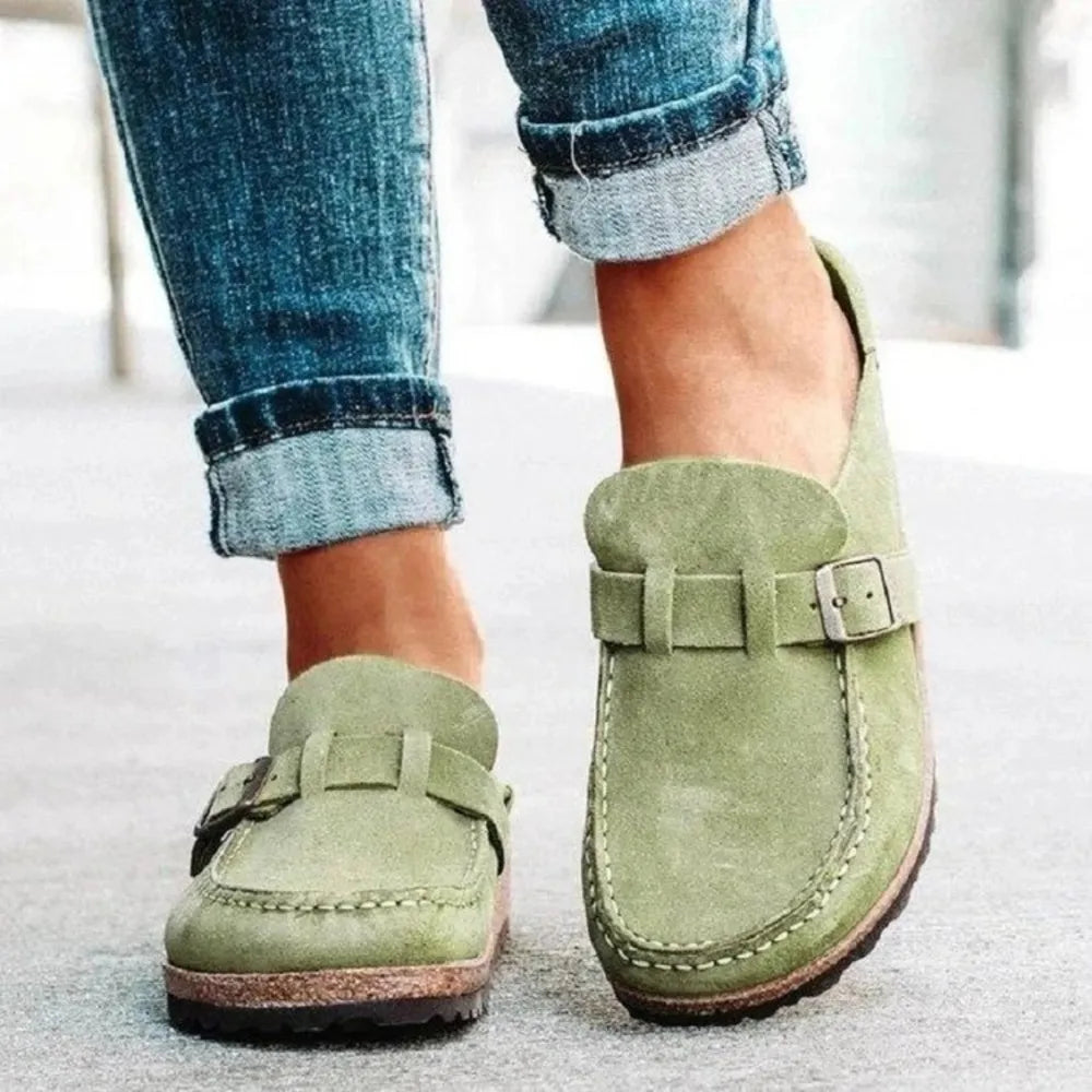 Mocassins de bico redondo e salto baixo com fivela