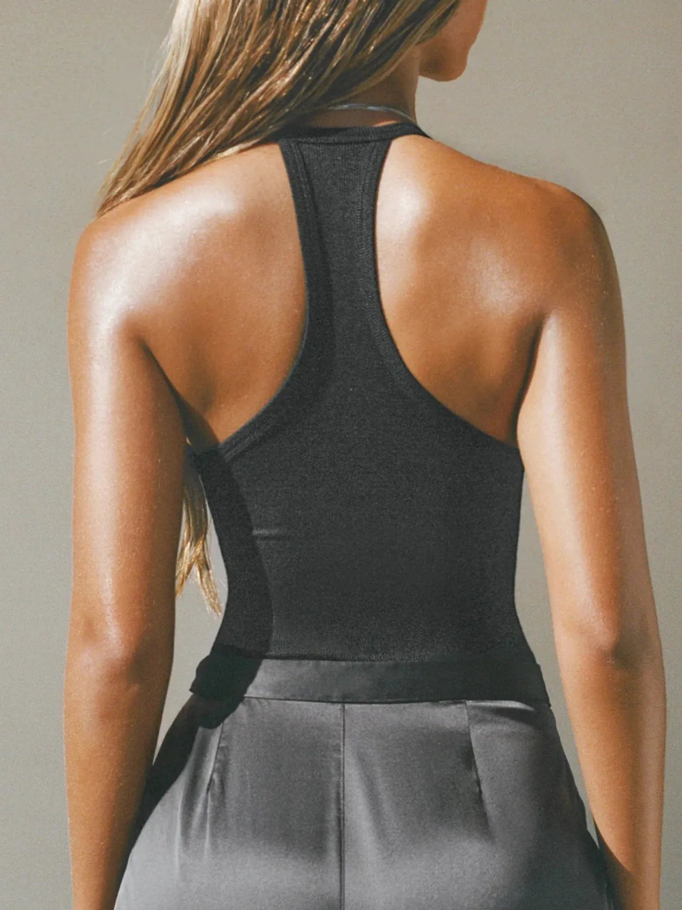 Camisola com decote halter e recorte