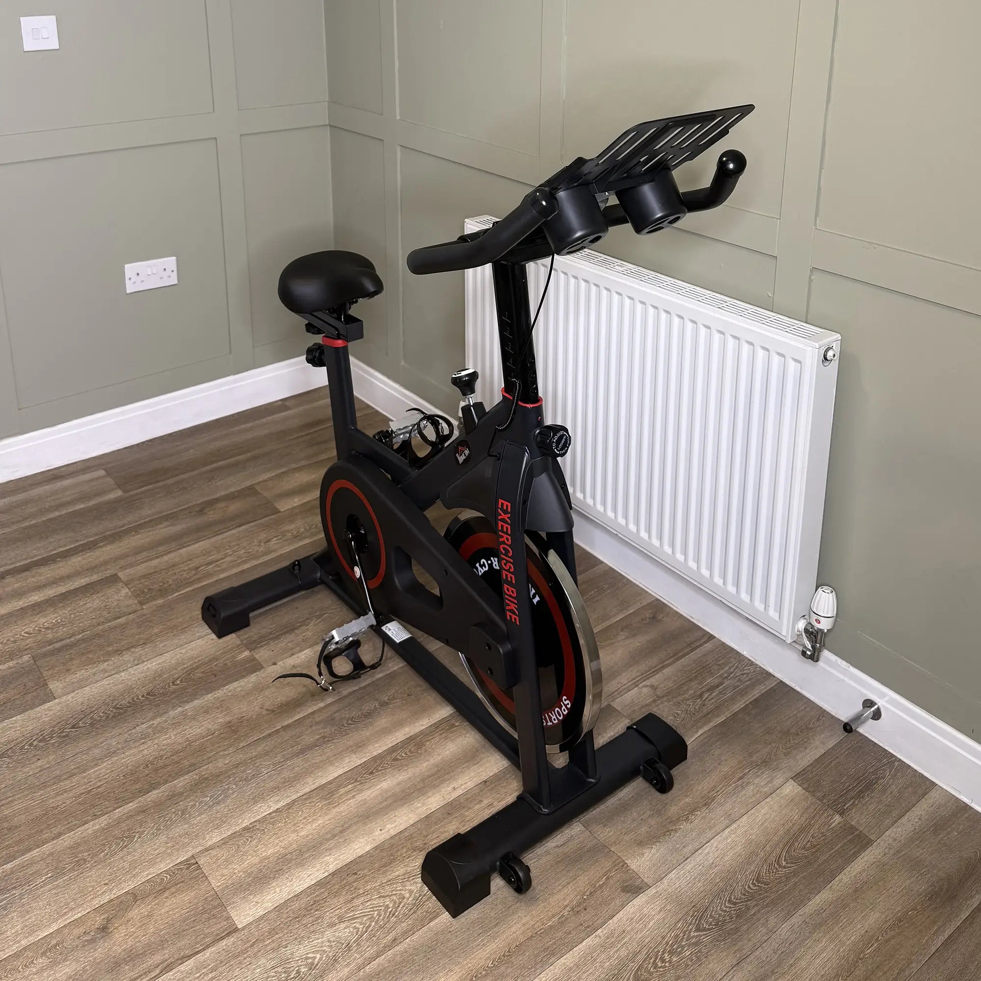Bicicleta Estática com Resistência Ajustável Volante de Inércia de 8 kg Ecrã LCD Guiador e Assento Ajustável 103x53x100-114 cm Preto e Vermelho