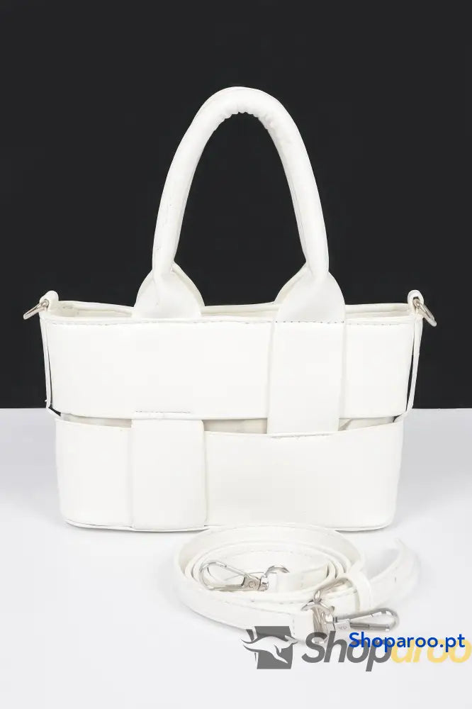 Bolsa pequena entrançada em pele sintética