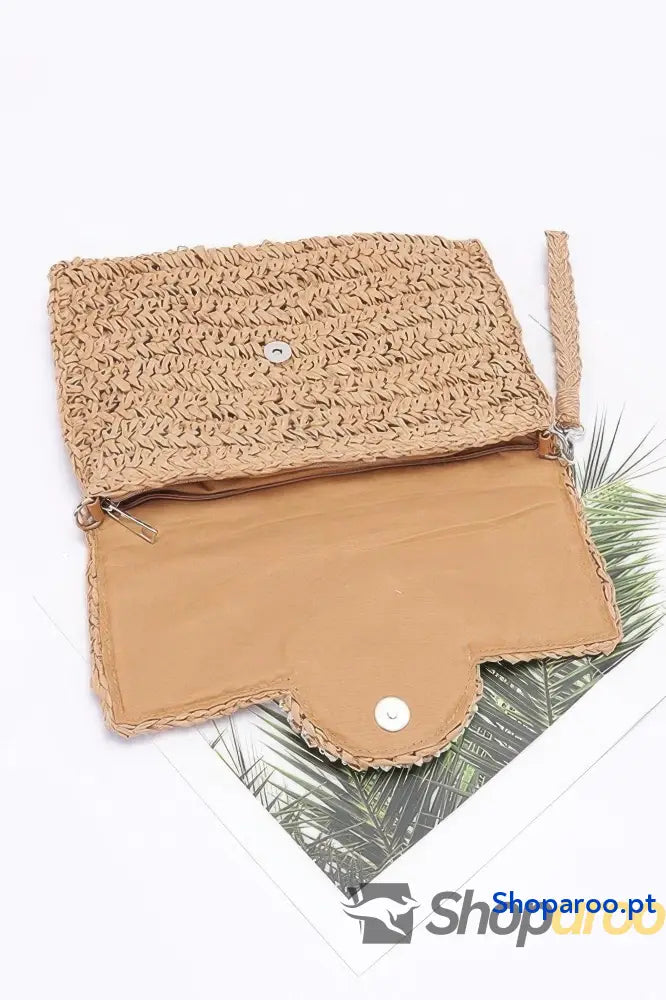 Bolsa de mão com pala frontal multicamadas em palha sintética