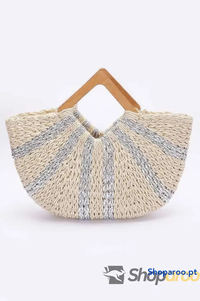 Bolsa de palha com riscas metálicas e alças madeira