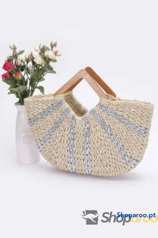 Bolsa de palha com riscas metálicas e alças madeira