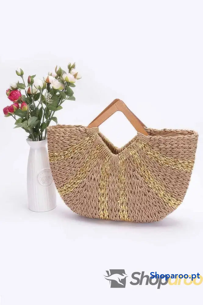 Bolsa de palha com riscas metálicas e alças madeira