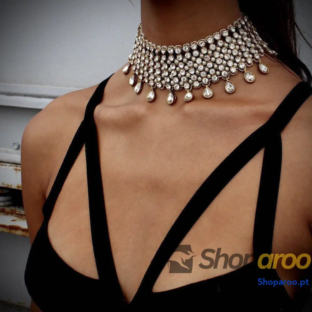 Gargantilha exagerada com diamante em forma de gota