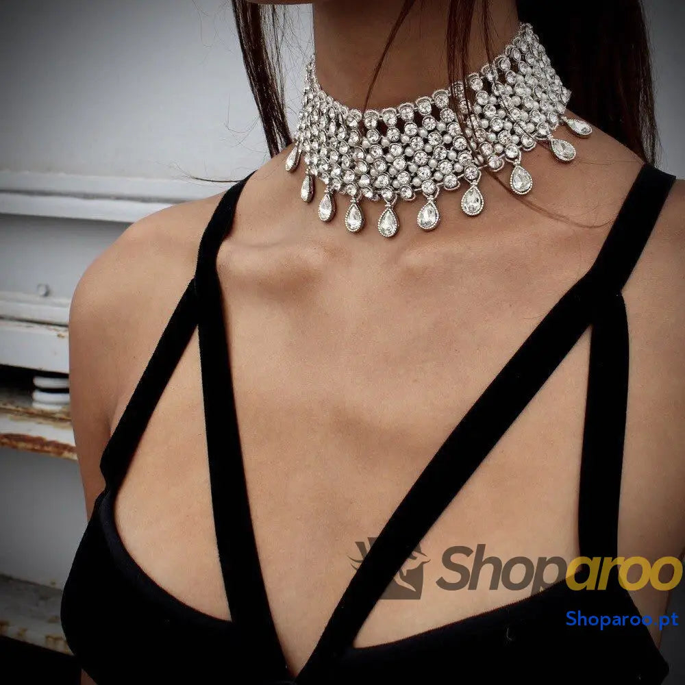 Gargantilha exagerada com diamante em forma de gota