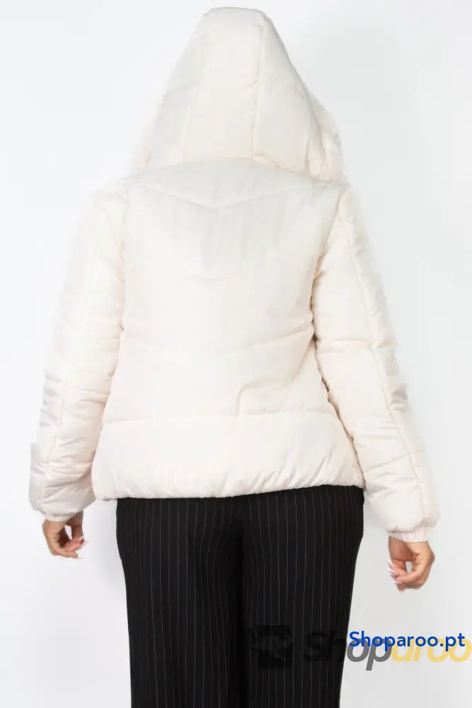 Casaco com capuz e fecho de pele sintética isolado