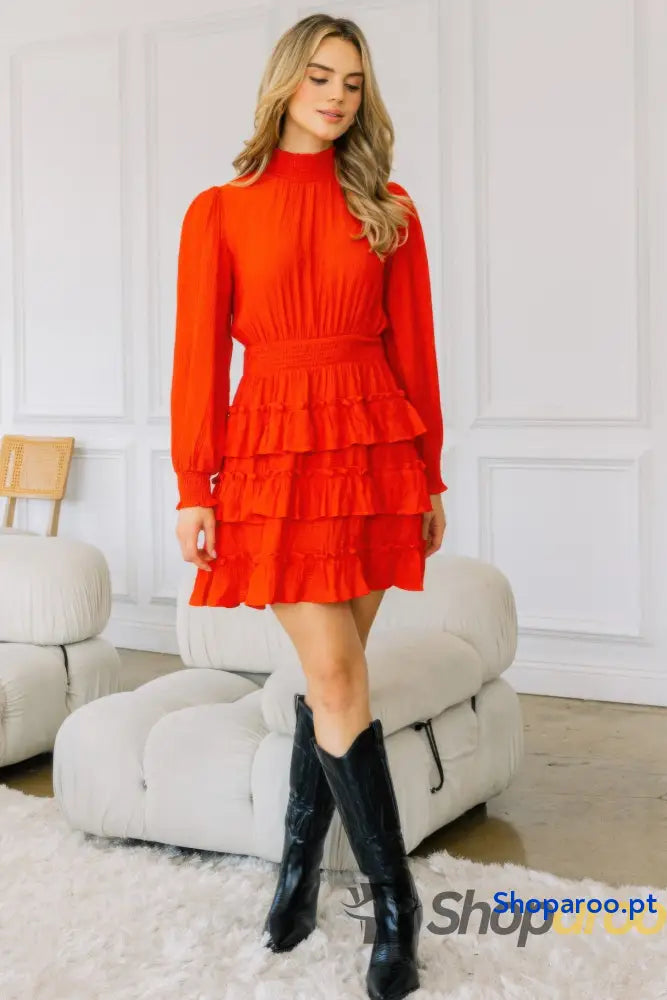 Vestido curto de manga comprida com decote franzido e folhos em camadas