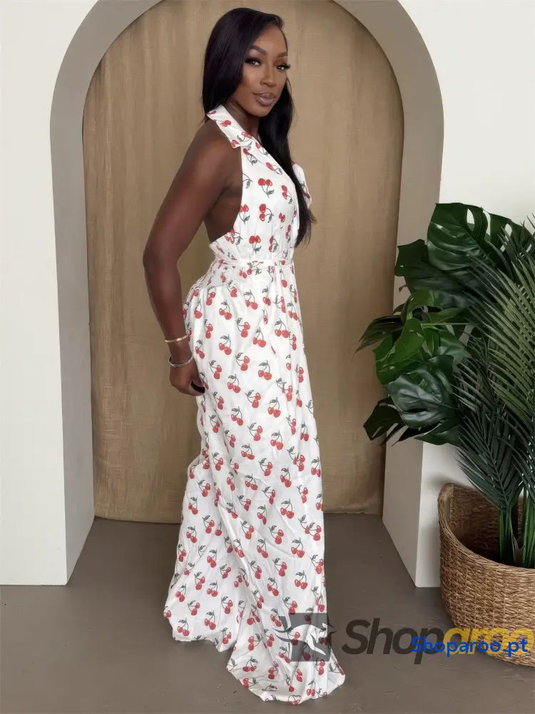 Macacão Halter com Estampado de Cerejas e Pernas Largas