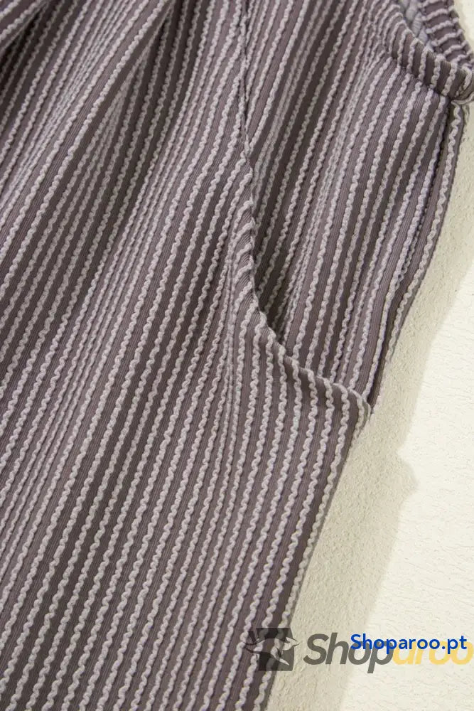 Macacão largo com alças ajustáveis e pernas largas