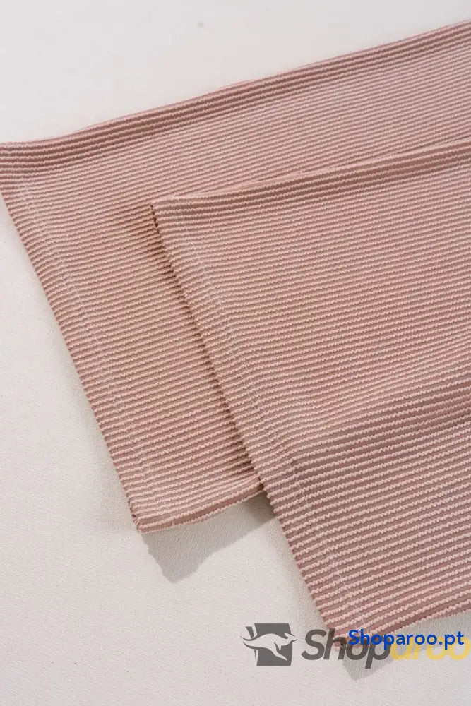 Macacão largo com alças ajustáveis e pernas largas