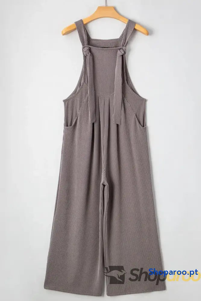 Macacão largo com alças ajustáveis e pernas largas