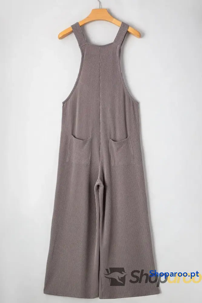 Macacão largo com alças ajustáveis e pernas largas