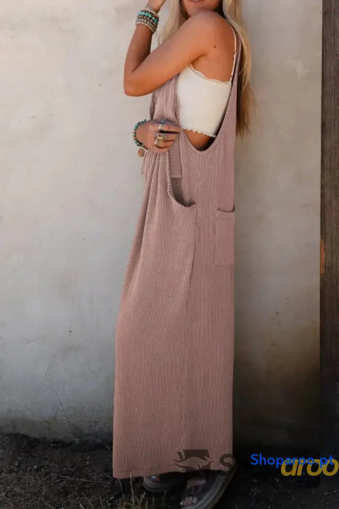 Macacão largo com alças ajustáveis e pernas largas