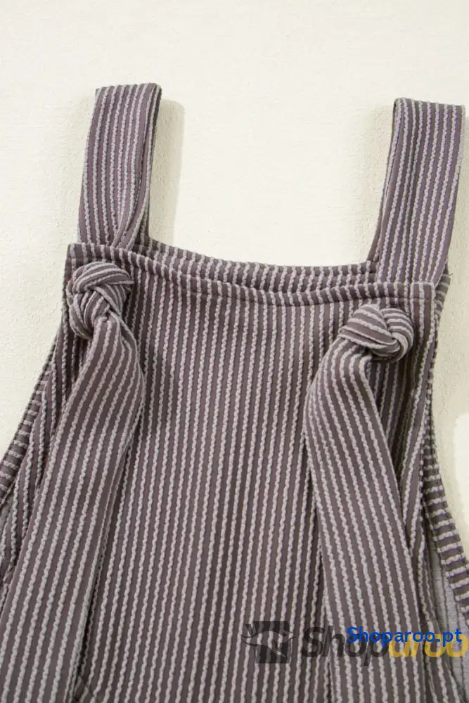 Macacão largo com alças ajustáveis e pernas largas