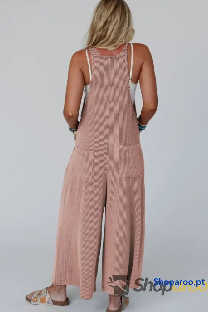 Macacão largo com alças ajustáveis e pernas largas