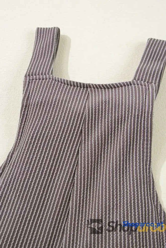 Macacão largo com alças ajustáveis e pernas largas